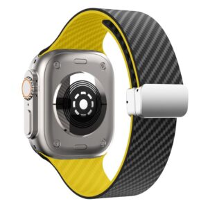 Apple Watch 49/46/44/42mm Silikonarmband med kolfibermönster - Svart/Gul